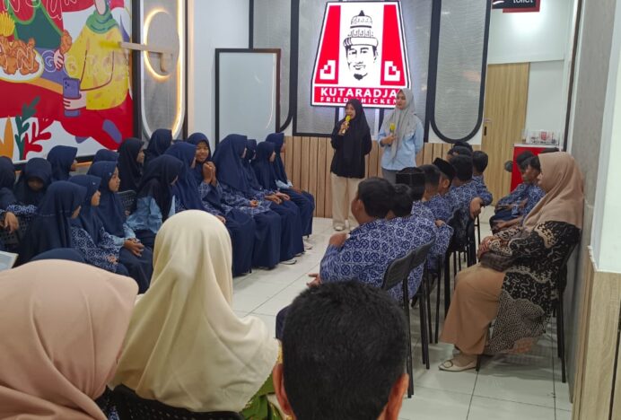 MIN 10 Aceh Besar Gelar Bimtek Pembuatan Ayam Goreng Crispy untuk Siswa Kelas 5