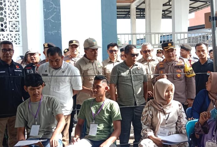 Pj Bupati Aceh Besar Tinjau TPS di Gampong Sinyeu, Indrapuri