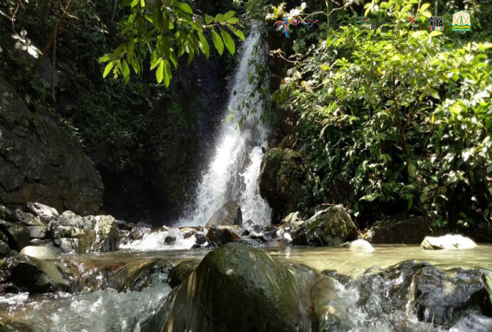 Keindahan Air Terjun Alue Putek Pidie