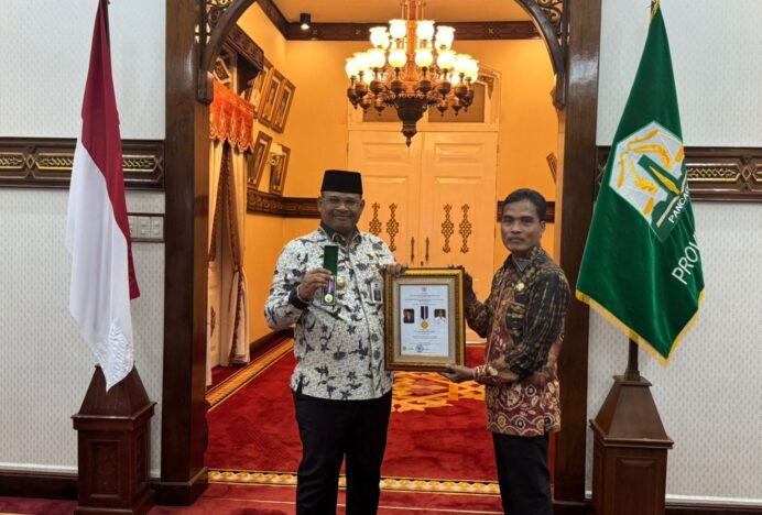 Pj Gubernur Aceh Terima Penghargaan dari Menteri Desa PDTT RI