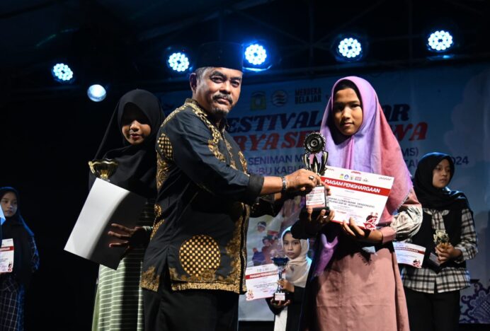 Pj Bupati Aceh Besar Tutup Festival Gelar Karya Seni Siswa dan Festival Tunas Bahasa Ibu