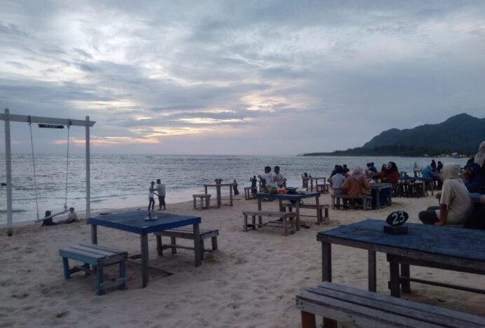 Pantai Babah Kuala Lhoknga Sepi Pengunjung