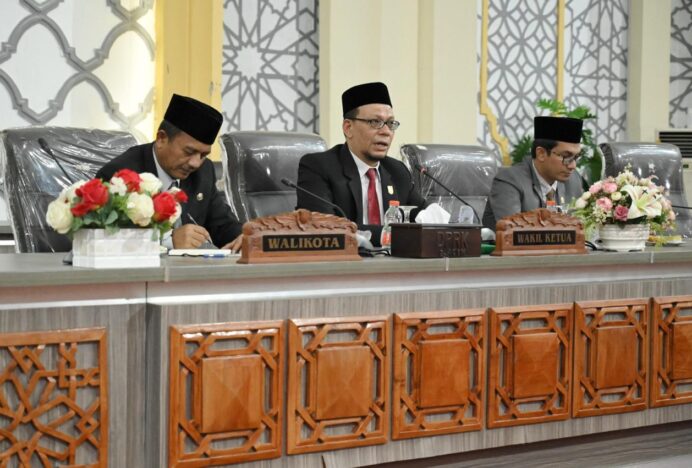 Wakil Ketua DPRK Dr Musriadi Pimpin Paripurna Pandangan Fraksi Dewan terhadap Raqan APBK 2025