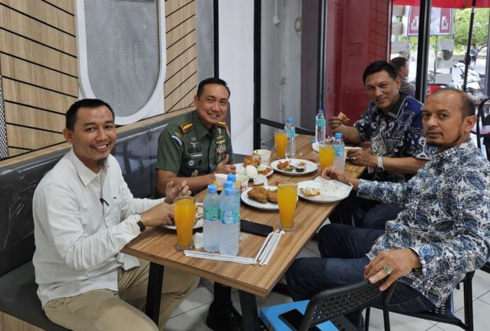 Kunjungi Kutaradja Fried Chicken, Dandim 0101/KBA Tegaskan Komitmen TNI untuk UMKM Lokal