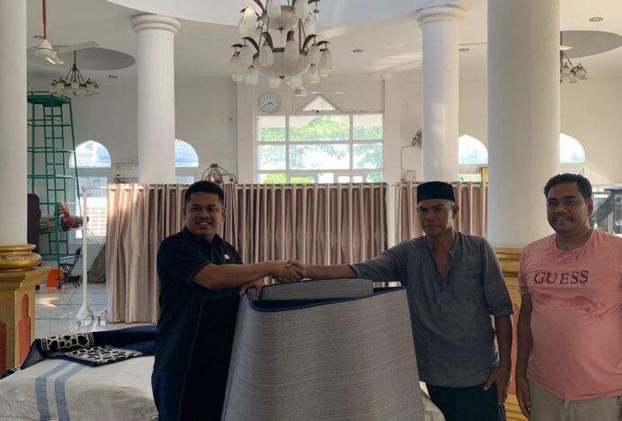 Wakil Ketua DPRK Banda Aceh Daniel Abdul Wahab Serahkan Ambal Sajadah untuk Masjid Al Uswah