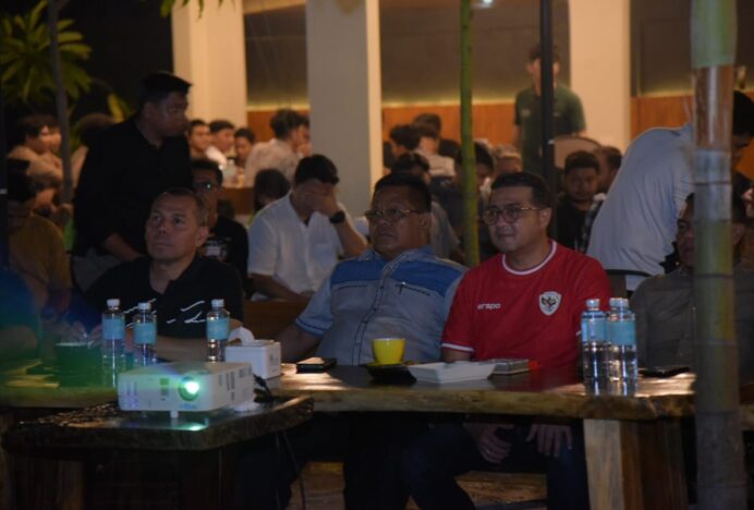 Tiba di Banda Aceh, Menteri Ekraf Nonton Bareng Indonesia Vs Jepang di Soba Coffe