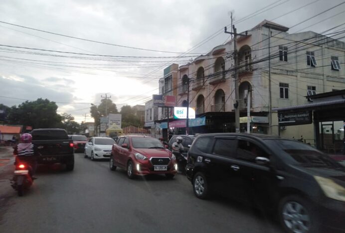 Simpang BPKP Lamteh Ulka Banda Aceh Macet Hingga Depan Swalayan Lambhuk