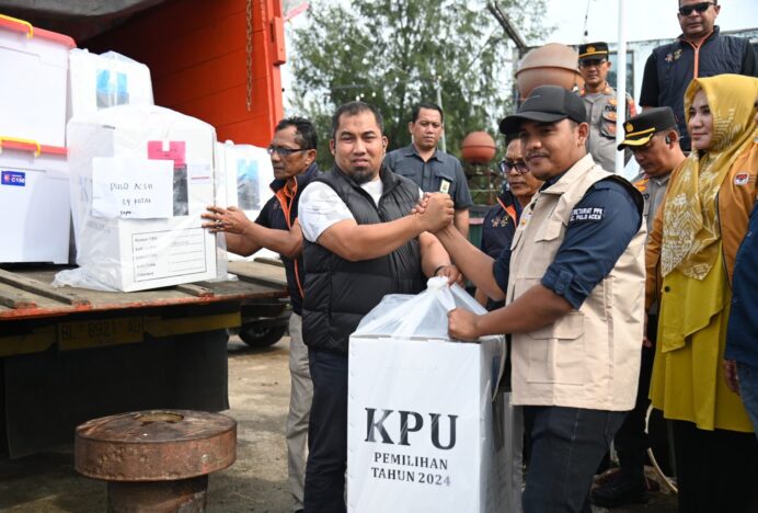 Pj Bupati Aceh Besar Lepas Logistik Pilkada untuk Pulo Aceh