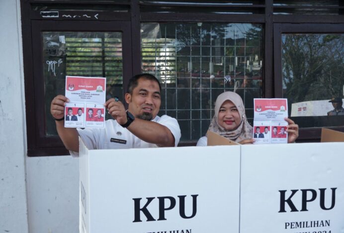 Pj Bupati Iswanto bersama Isteri Nyoblos di TPS 001 Jantho Makmur Aceh Besar