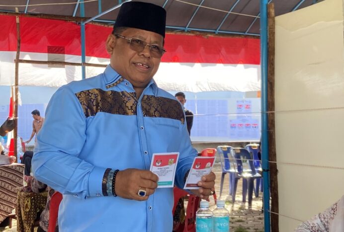 Calon Wali Kota Banda Aceh Aminullah Gunakan Hak Pilih di TPS Lampaseh