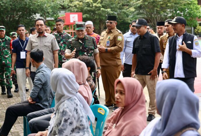 Pj Gubernur Aceh Safrizal Tinjau Proses Pilkada di Banda Aceh dan Aceh Besar