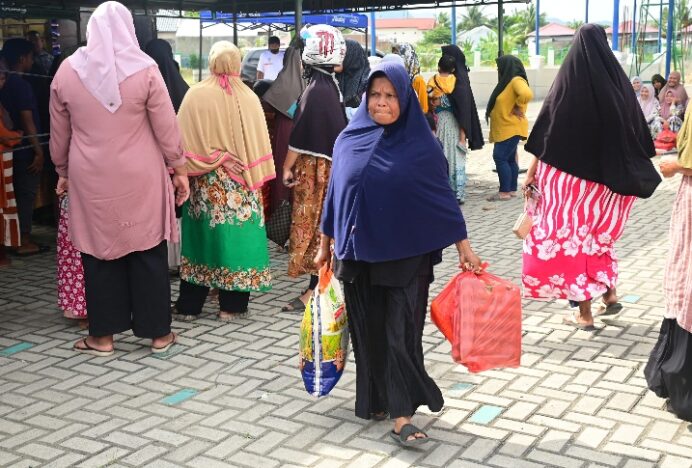 Ratusan Masyarakat Serbu Pasar Murah di Peukan Bada