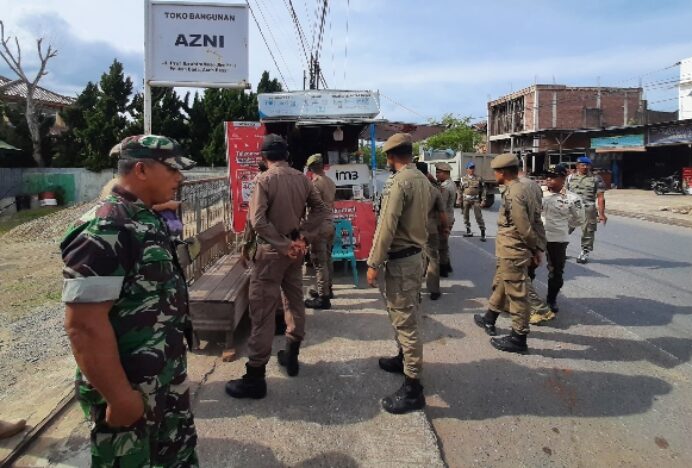 Langgar Aturan, Satpol PP dan WH Aceh Besar Bongkar Bangunan Liar di Peukan Bada