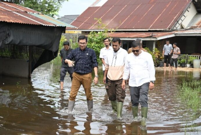 Tindak Lanjuti Laporan Warga, Ketua DPRK Banda Aceh Tinjau Perumahan Tegenang Banjir di Emperom