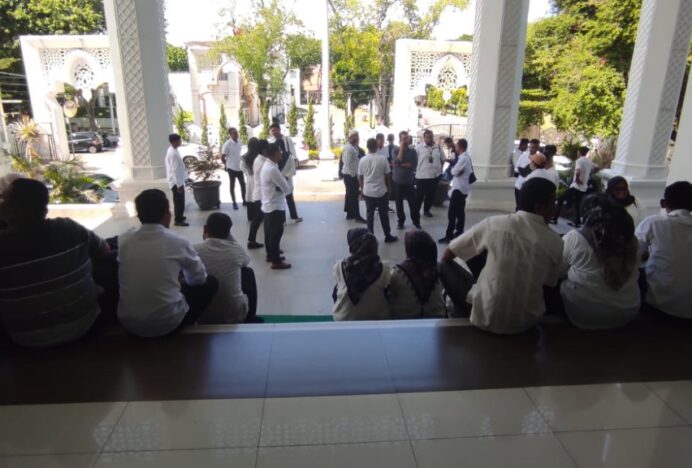 Usai dari Kantor BKPSDM, Ratusan Pegawai Non ASN RSUD Meuraxa Datangi Gedung DPRK Banda Aceh