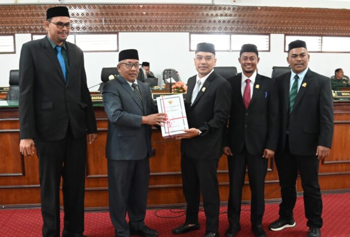 Wakili Pj Bupati, Plh Sekda Aceh Besar Sampaikan Nota Keuangan APBK 2025 di DPRK