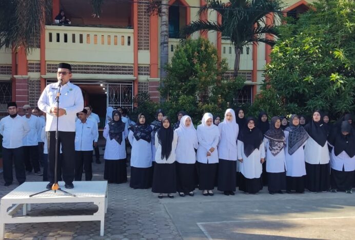 Kakanwil Kemenag Aceh Pembina Upacara di Madrasah Terpadu Tungkob, Bagikan Kiat Sukses