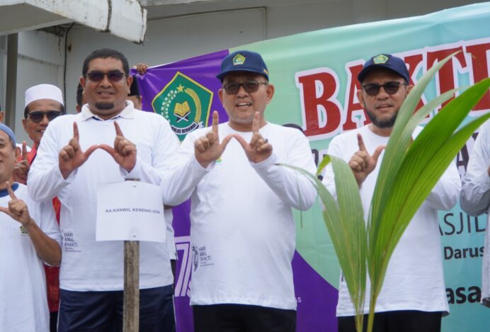 Kanwil Kemenag Aceh Bakti Sosial dan Tanam 200 Pohon Kelapa Hibrida di Tanah Wakaf