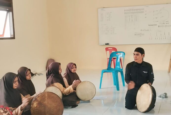 Gerakan Seniman Masuk Sekolah di SMPN 1 Seulimeum: Antusiasme Siswa Tinggi dalam menyebarkan Seni Budaya