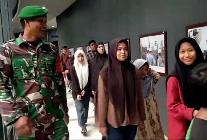 Aksi Peduli, Kodim 0101/Kota Banda Aceh Dampingi Anak Yatim ke Museum Tsunami