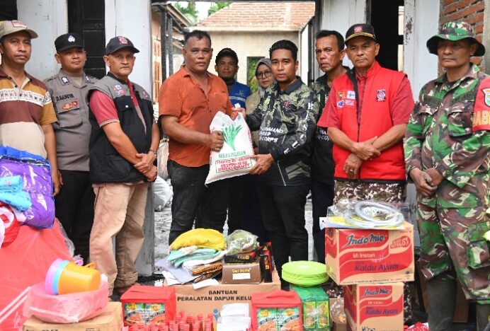 Pemkab Aceh Besar Serahkan Bantuan Masa Panik untuk Korban Kebakaran di Ulee Ue