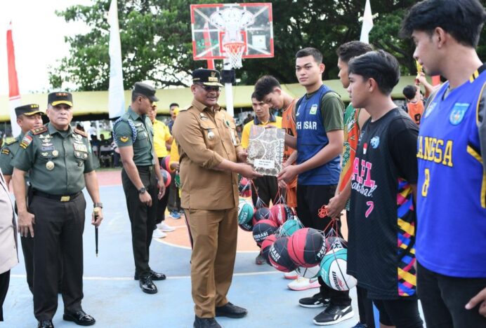 Pj Gubernur Safrizal Bersama Pangdam IM Serahkan Piala Basket SMA se-Aceh