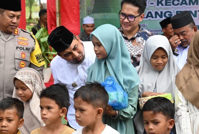 Pj Bupati Aceh Besar Beri Santunan kepada 114 Anak Yatim pada Maulid Akbar Blang Bintang