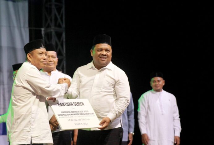 Pemkab Aceh Besar Serahkan Bantuan 100 Sak Semen untuk Pembangunan Masjid Al Maghfirah Kajhu