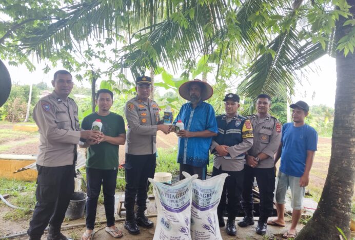 Polsek Kuta Baro Wujudkan Ketahanan Pangan, Serahkan Pupuk dan Bibit Sayuran kepada Warga Lamceu