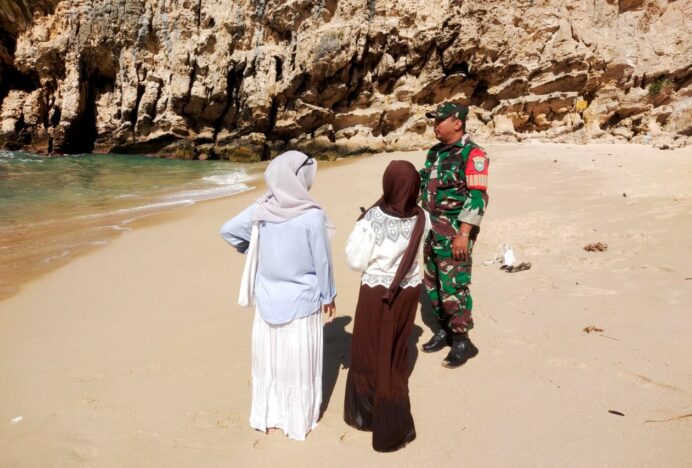 Peduli Keselamatan, Anggota Koramil 03/Lhoknga Ingatkan Pentingnya Keamanan saat Berwisata