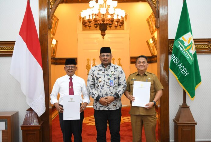 Pj Gubernur Safrizal Serahkan SK Perpanjangan Masa Jabatan Pj Bupati Aceh Tamiang dan Aceh Jaya