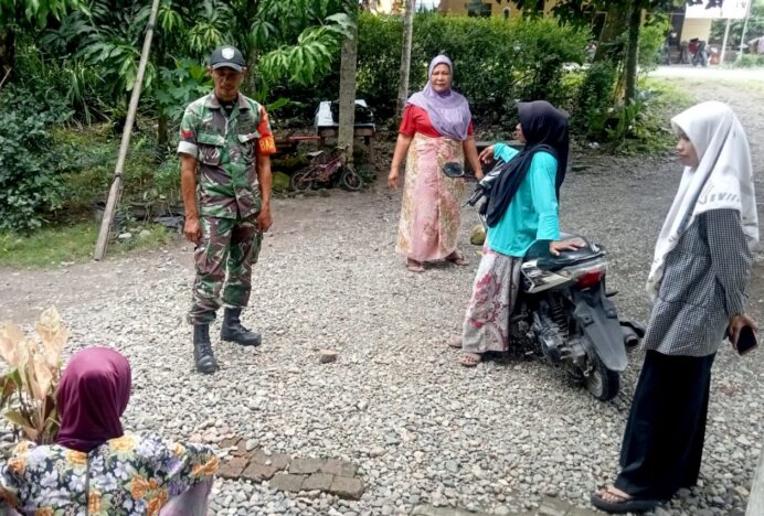 Babinsa Lon Baroh, Pererat Hubungan dengan Warga melalui Interaksi