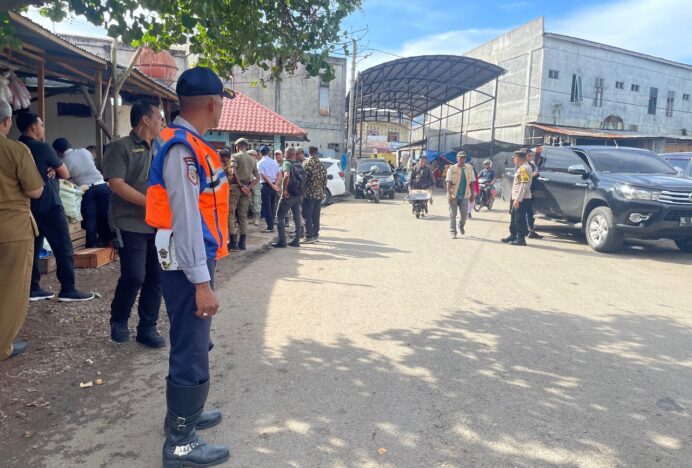 Petugas Dishub Aceh Besar Kawal Kelancaran Lalu Lintas Pasar Lambaro