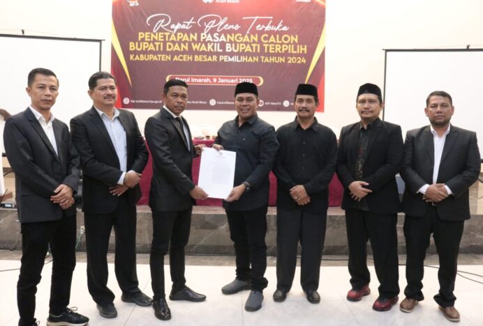 KIP Aceh Besar Tetapkan Muharram Idris dan Syukri Sebagai Bupati/ Wakil Bupati Periode 2025-2030