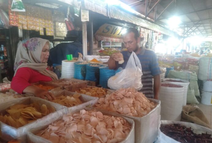 Harga Kemiri Melonjak di Pasar Induk Lambaro