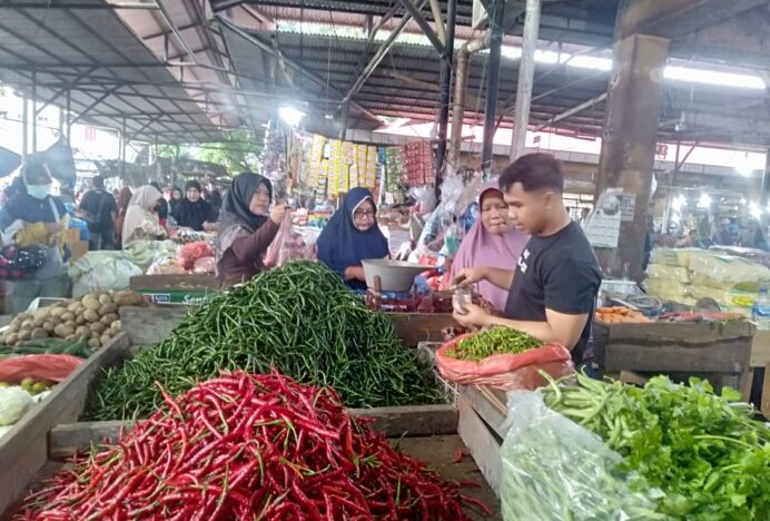 Harga Sayuran di Pasar Induk Lambaro Naik Akibat Cuaca Hujan