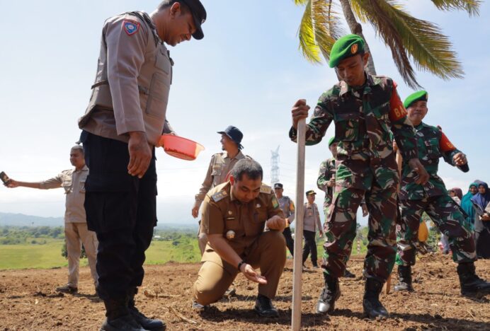 Pj Bupati Iswanto Bersama Kapolda Aceh Tanam Jagung Serentak Nasional
