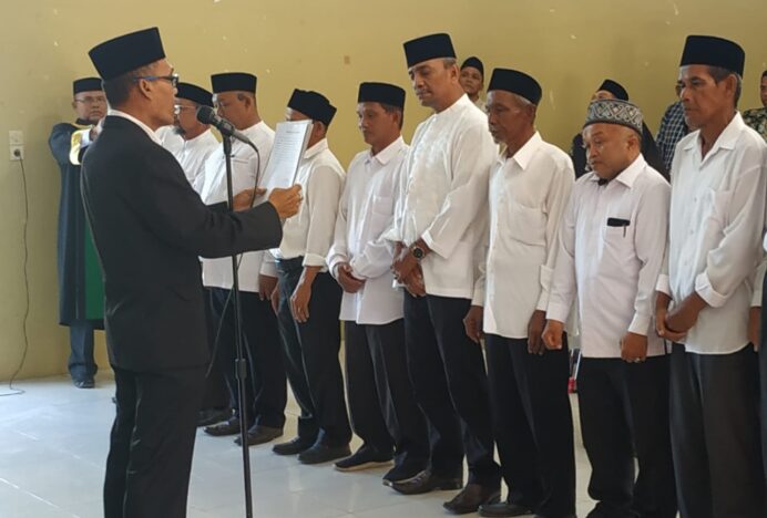 Perkuat Adat, Camat Kuta Baro Lantik Tuha Peut Tiga Mukim