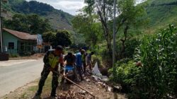 Babinsa Kodim 0108/Agara Bersama Warga Gotong Royong Bersihkan Saluran Parit