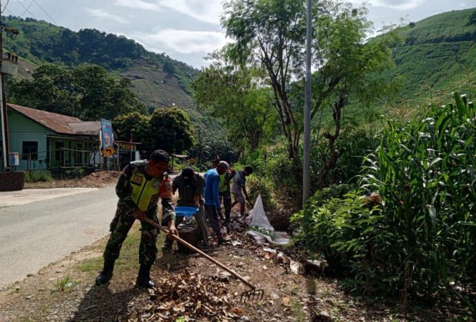 Babinsa Kodim 0108/Agara Bersama Warga Gotong Royong Bersihkan Saluran Parit