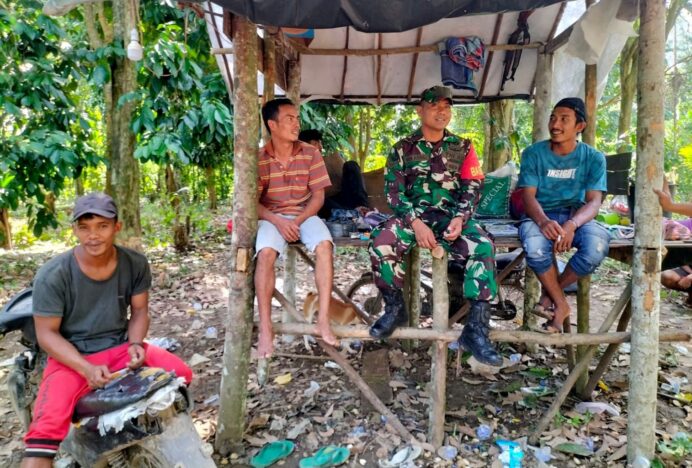 Sambangi Warga Binaan, Babinsa Lamkubu Aceh Besar Ajak Warga Tidak Buka Lahan dengan Cara Dibakar
