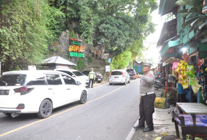 PJR Polda Aceh Bersama Satlantas Polres Aceh Jaya Atur Lalin Puncak Geurute