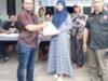 Jelang Ramadhan, Camat Darul Imarah dan Keuchik Lamblang Manyang Bagikan Sembako Gratis