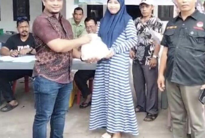 Jelang Ramadhan, Camat Darul Imarah dan Keuchik Lamblang Manyang Bagikan Sembako Gratis