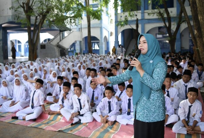 Pj Ketua PKK Aceh Sosialisasikan Pencegahan Bullying dan Kesehatan Reproduksi di SMPN 4 Banda Aceh