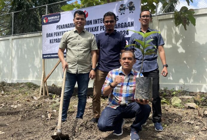 Bawaslu Aceh Besar Tanam Pohon Integritas