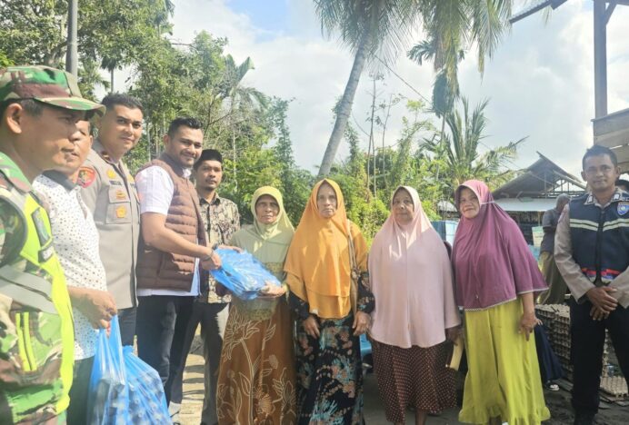 Camat Blang Bintang Salurkan Telur Gratis ke Masyarakat Cot Geundruet