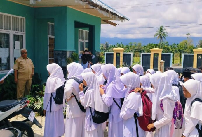 MIN 7 Aceh Besar Bagikan Paket Ramadhan dalam Program Sedekah Jumat