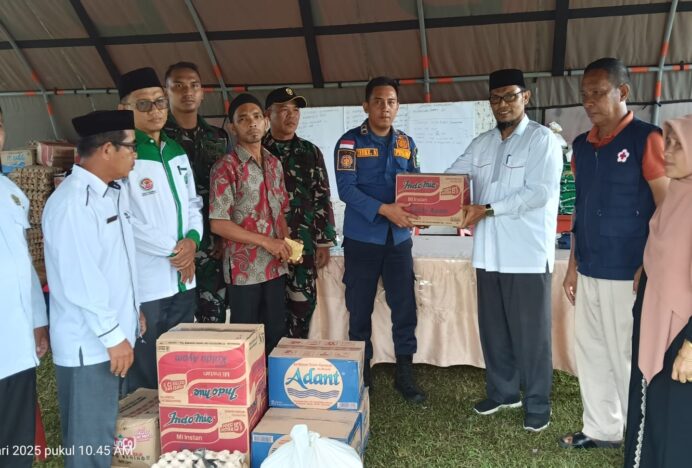 Keluarga Besar Kankemenag Kabupaten Simeulue Serahkan Bantuan Musibah Kebakaran