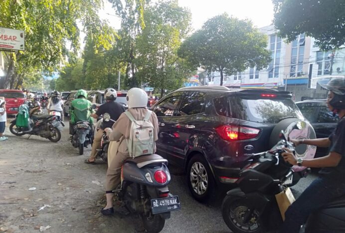 Pengendara Terjebak Macet Hingga 500 Meter di Simpang BPKP